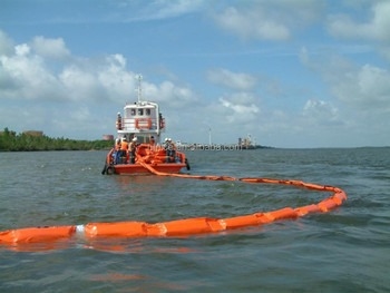 Buen precio Barrera de contención de petróleo de PVC, altura 450 mm, para control de derrames, protección marina, conexión rápida en línea